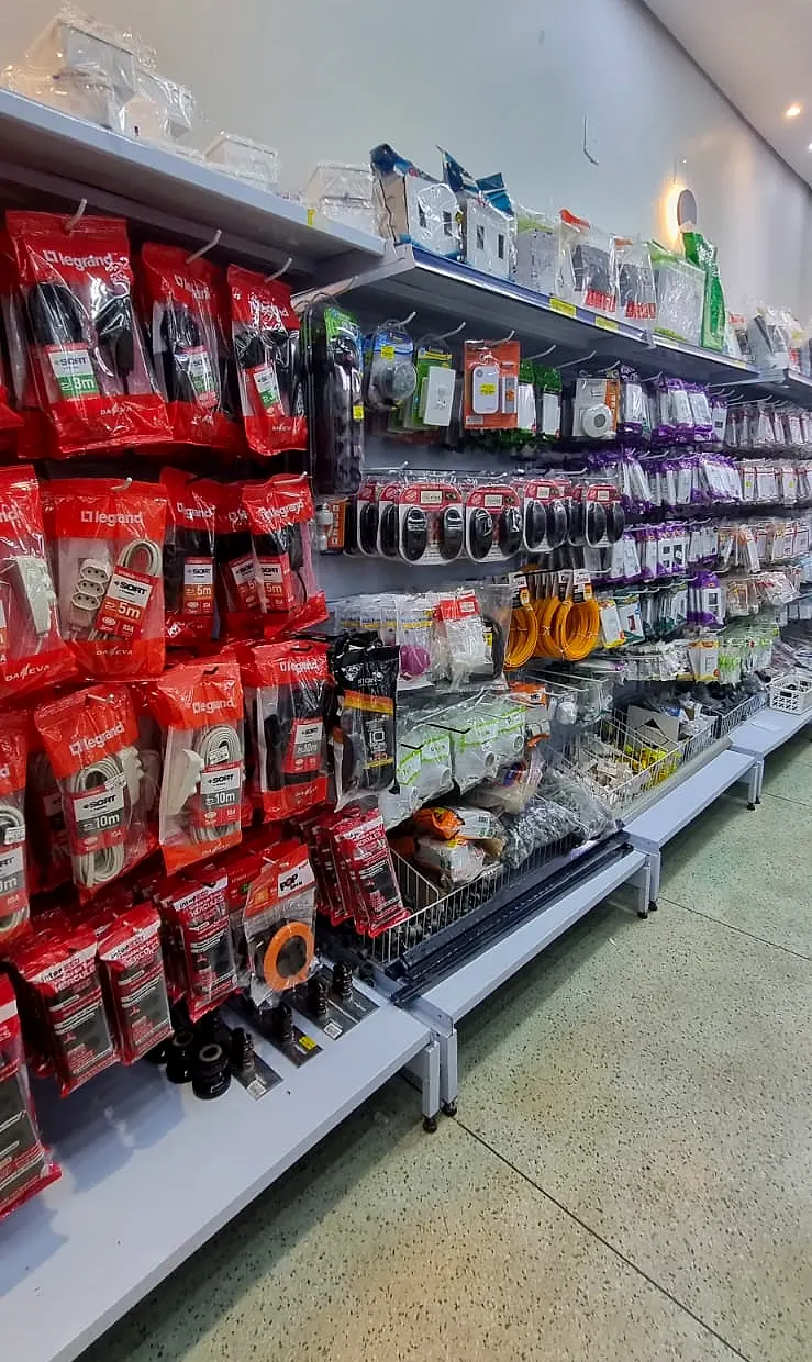 Prateleiras de materiais elétricos e iluminação na Comercial Central, em Senador Canedo