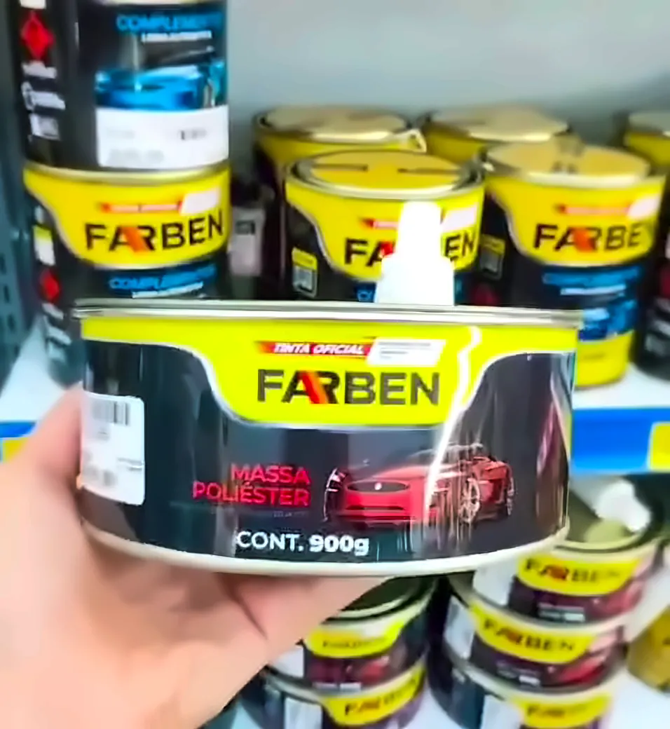 Massa poliéster Farben na prateleira da Comercial Central