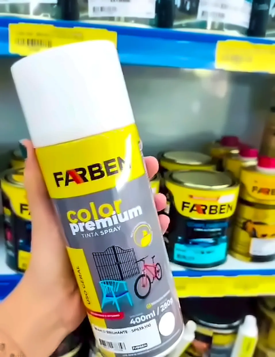Tinta spray Farben na prateleira da Comercial Central
